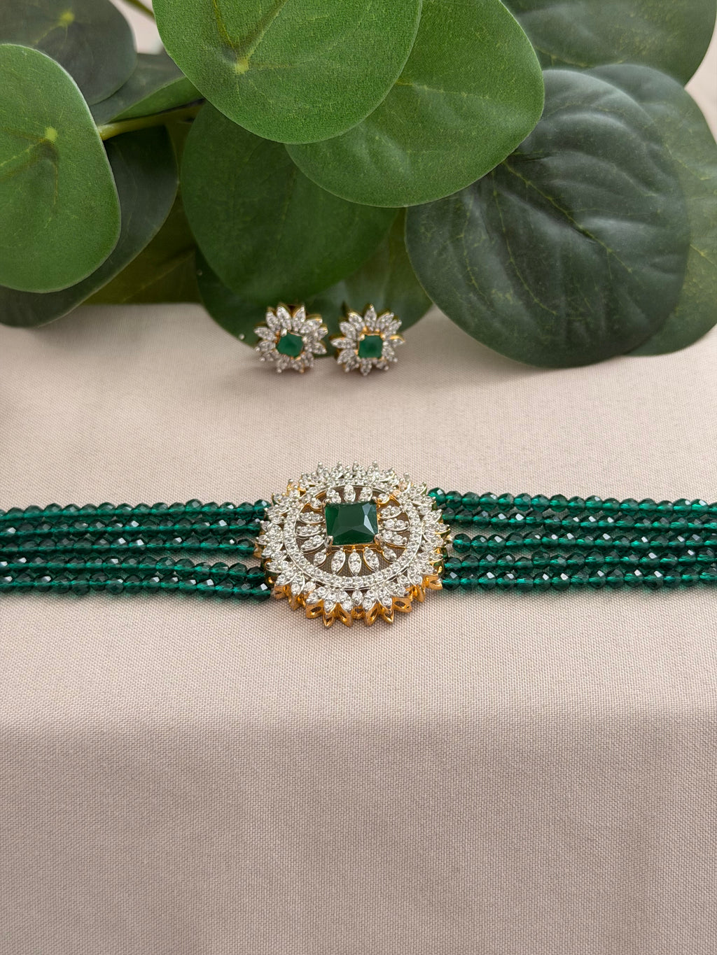 Green beaded elegant choker