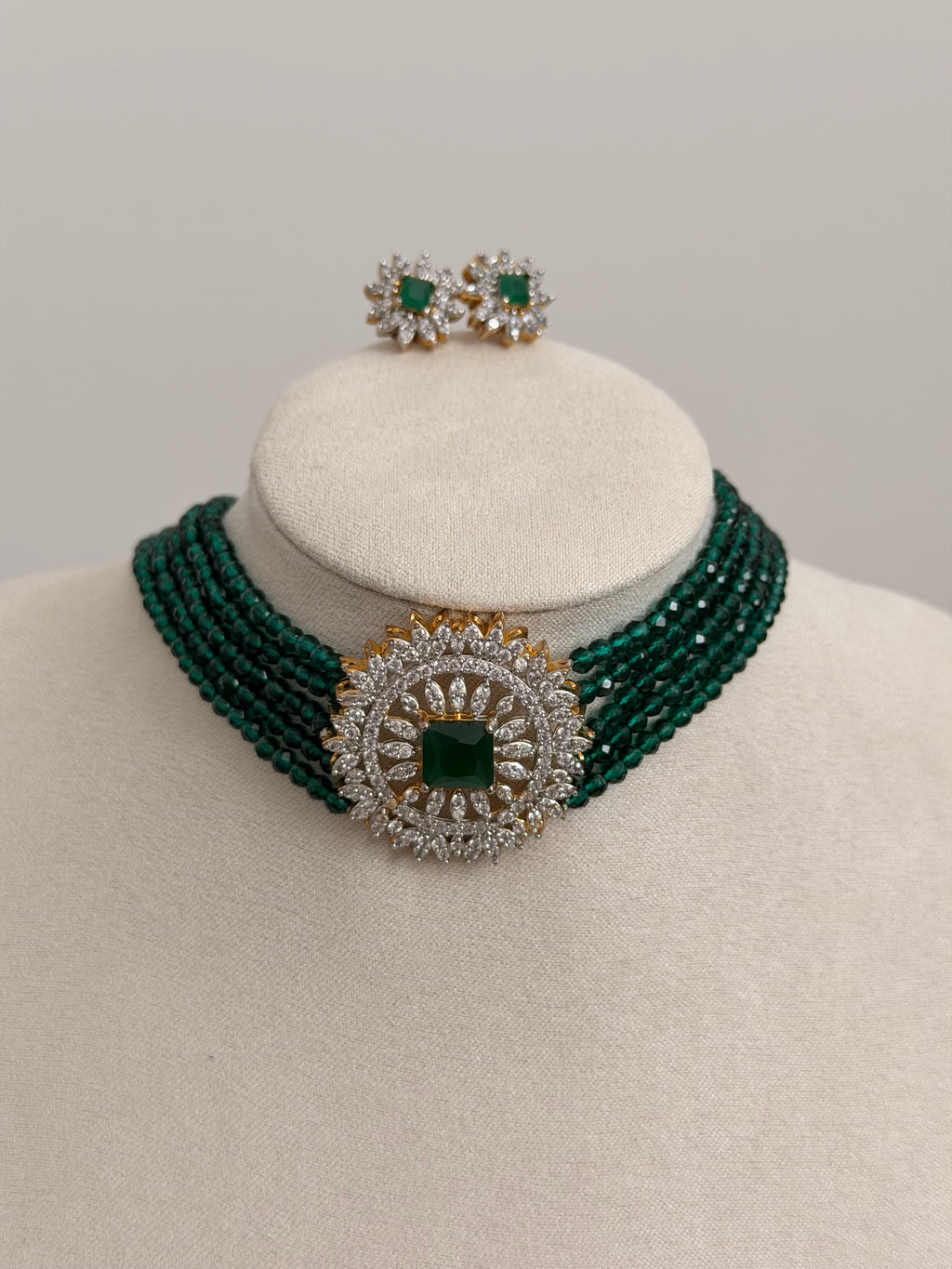 Green beaded elegant choker