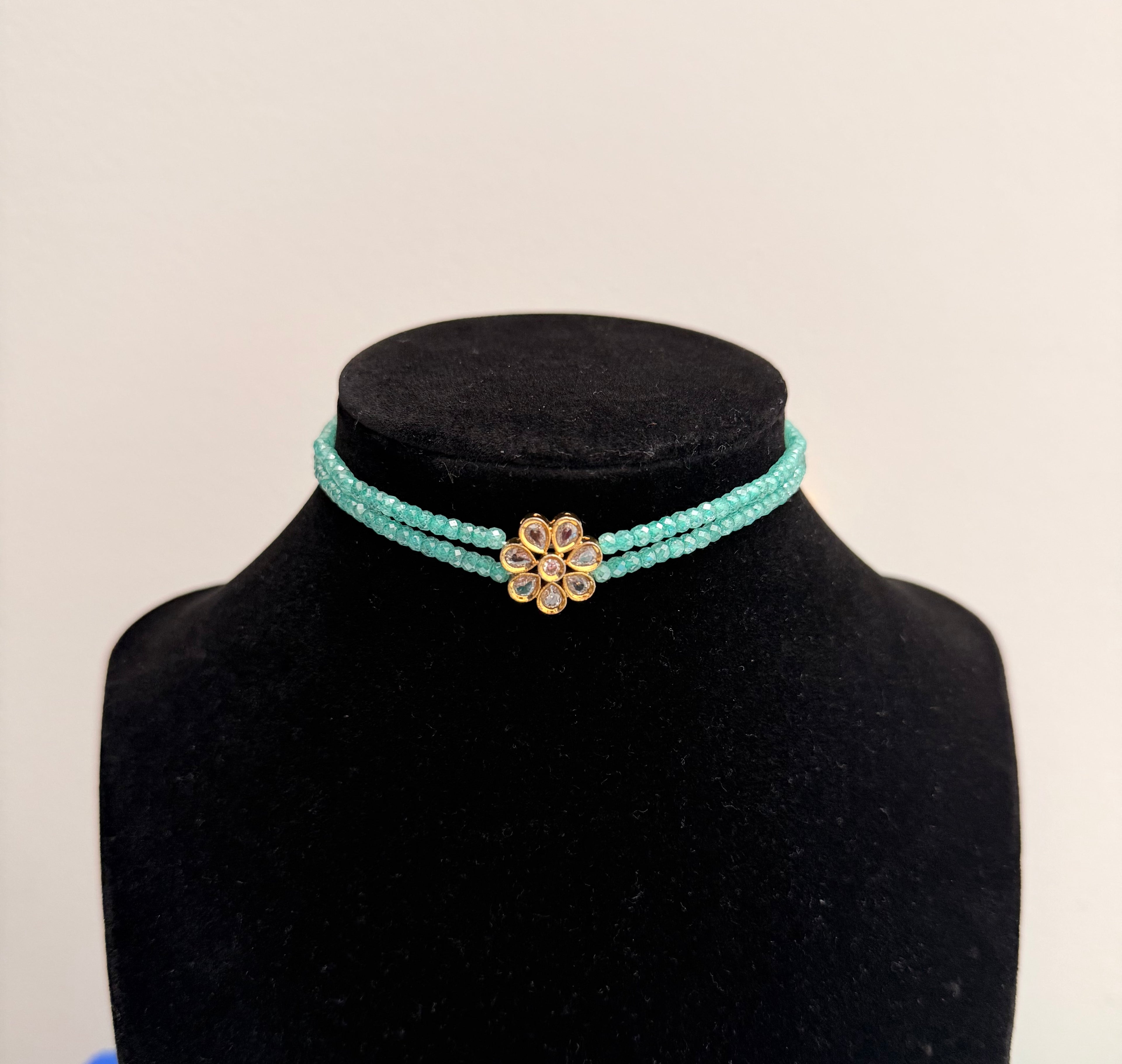 Mini-style choker
